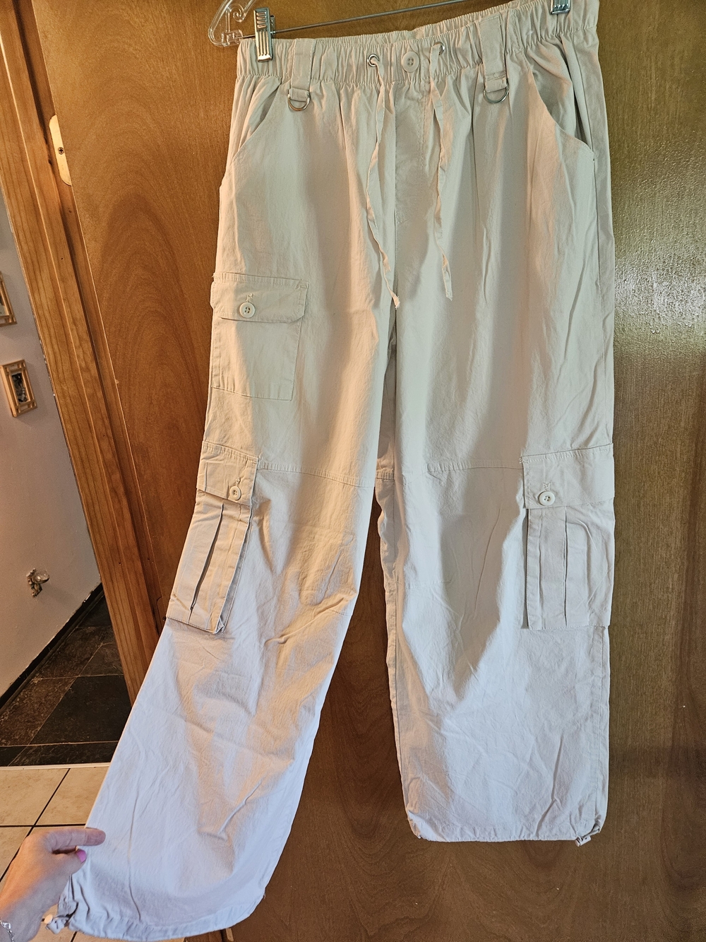 Women’s Wide-Leg Cargo Pants in Cream